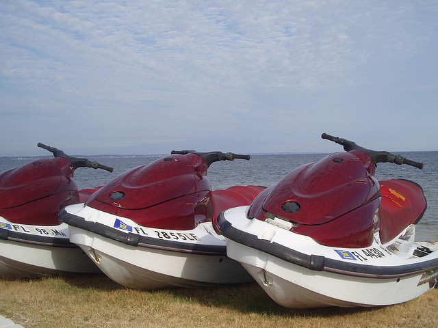 jet skis near lake